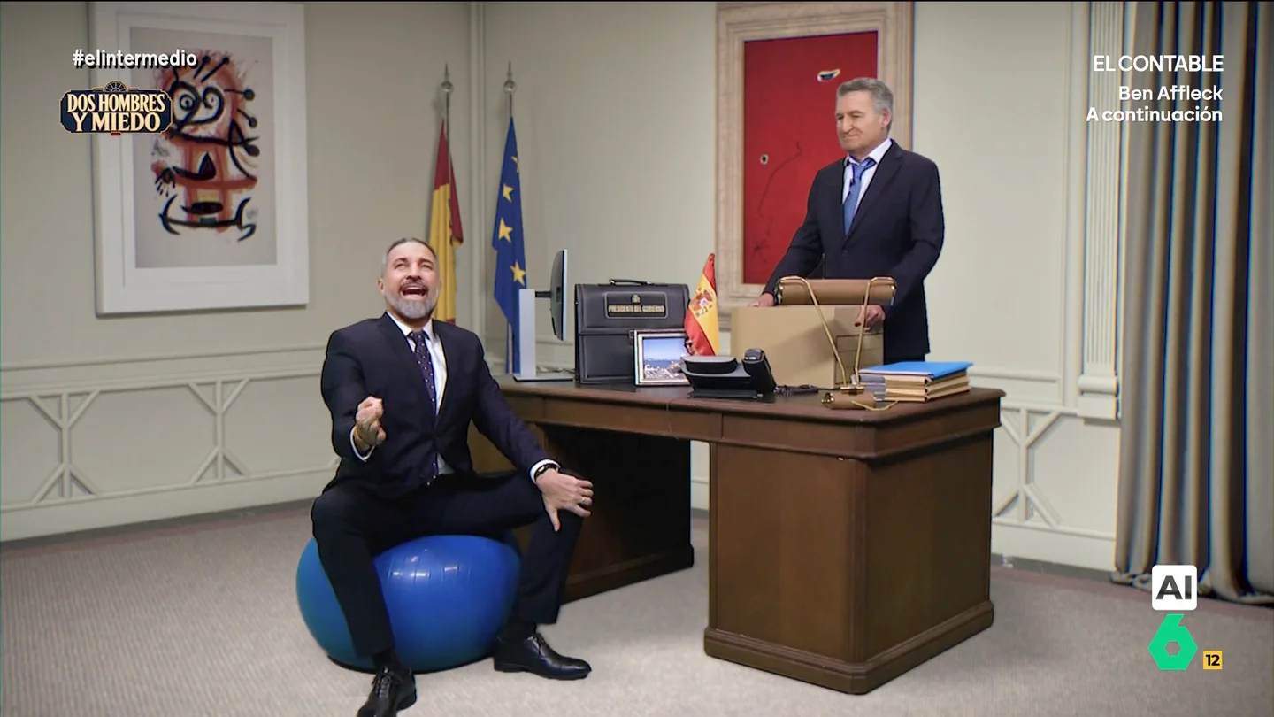 'Feijoo' y 'Abascal' 'llegan' al Gobierno y deciden disolver Cataluña: "Quedará convertida en Aragón del Este o Levante de Arriba" El Intermedio recurre a la Inteligencia Artificial para saber cómo sería la llegada de Alberto Núñez Feijóo y Santiago Abascal a La Moncloa en la nueva sitcom 'Dos hombres y miedo'.