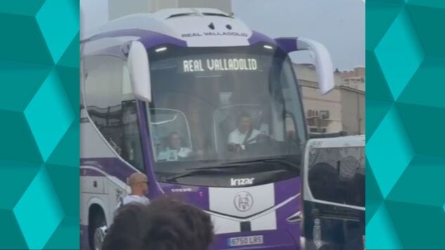 El autob&uacute;s del Real Valladolid a su salida de Ceuta