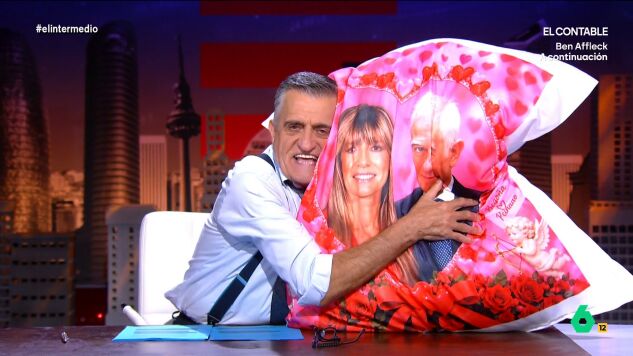 El magistrado se va a jubilar en apenas seis d&iacute;as, por ese motivo El Intermedio ha preparado un regalo muy especial: un coj&iacute;n muy grande en el que se puede ver una imagen de la mujer del presidente y &eacute;l. 