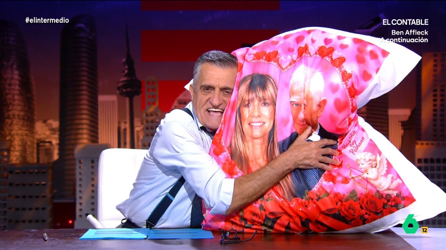 El magistrado se va a jubilar en apenas seis d&iacute;as, por ese motivo El Intermedio ha preparado un regalo muy especial: un coj&iacute;n muy grande en el que se puede ver una imagen de la mujer del presidente y &eacute;l. 