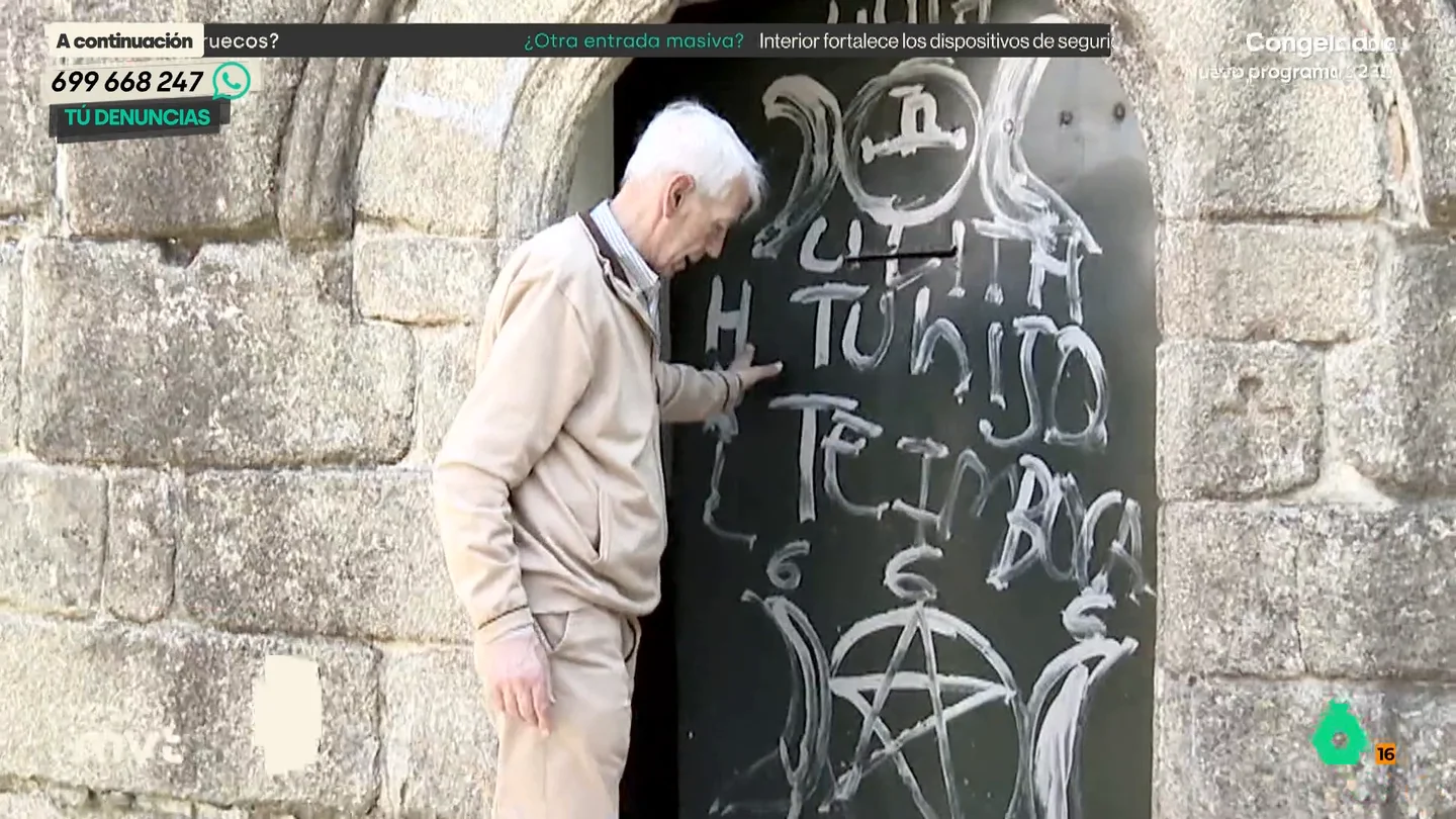 Aparecen unas pintadas satánicas en una iglesia de Ferrol: sospechan que también se han llevado a cabo rituales El párroco de la iglesia considera que aquellos que han realizado estas pintadas "no son conscientes de lo que están haciendo". Una de las vecinas, por su parte, alude al carácter histórico del edificio. "Seas o no creyente, tendríamos que cuidarlo", expone.