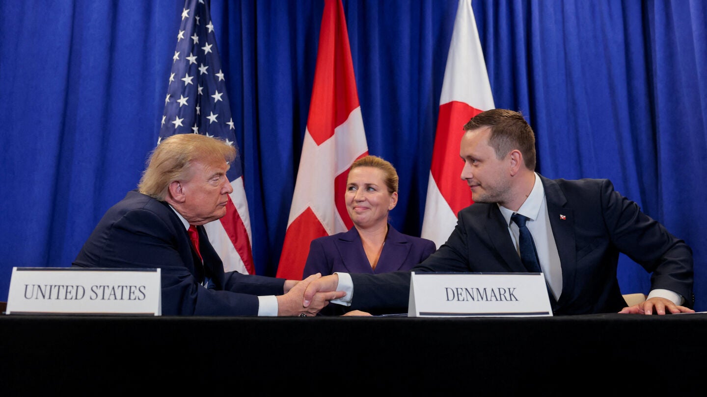 Donald Trump estrecha la mano del primer ministro groenland&eacute;s, Jens-Frederik Nielsen, ante la mirada de la primera ministra danesa, Mette Frederiksen