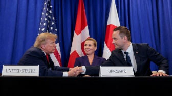 Donald Trump estrecha la mano del primer ministro groenland&eacute;s, Jens-Frederik Nielsen, ante la mirada de la primera ministra danesa, Mette Frederiksen