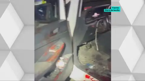 Así quedó el coche del taxista apuñalado en Sevilla Así quedó el coche del taxista apuñalado en Sevilla