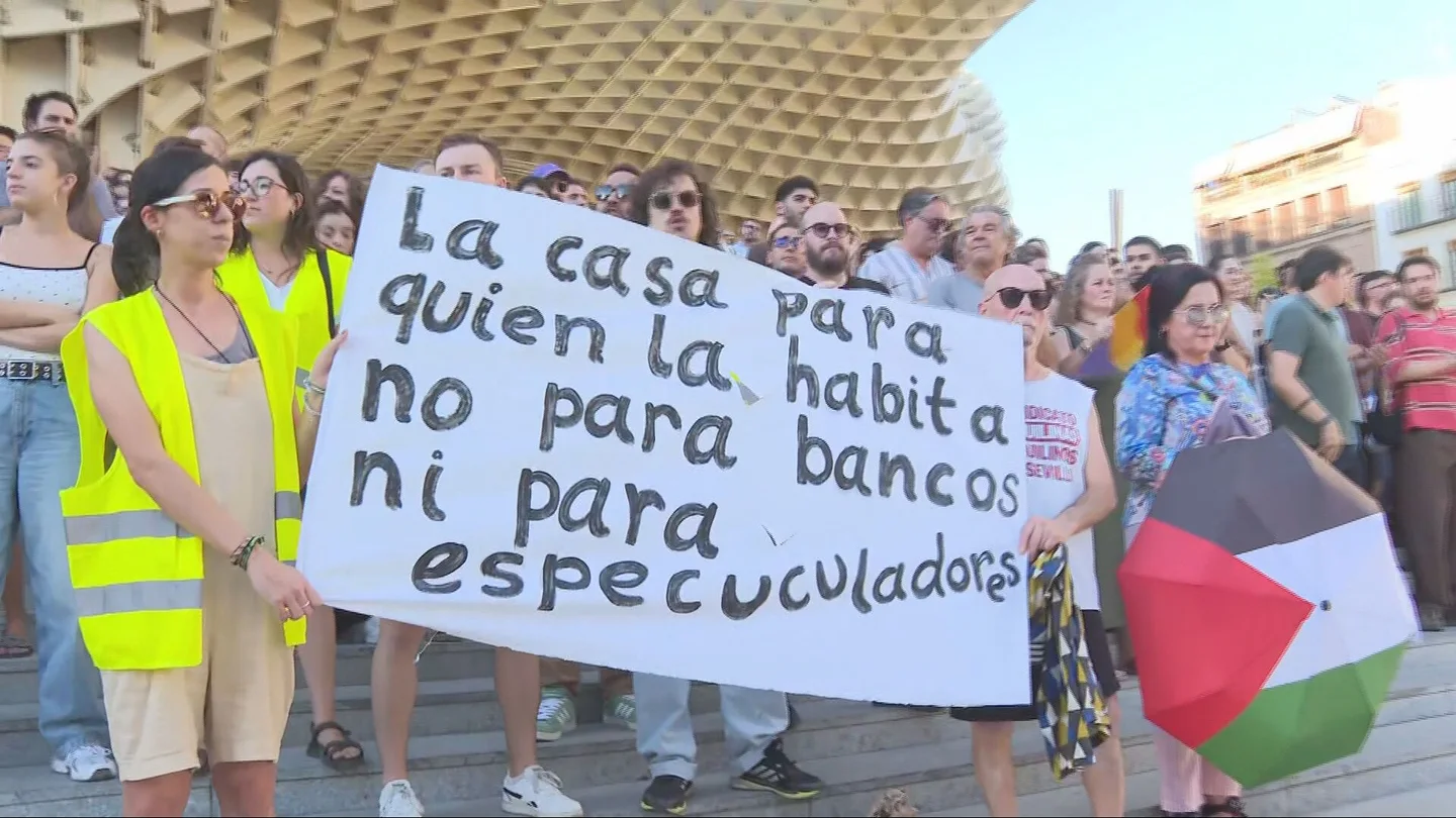 Sevilla grita: "¡Fuera, rentistas, de nuestros barrios!" Sevilla grita: "¡Fuera, rentistas, de nuestros barrios!"