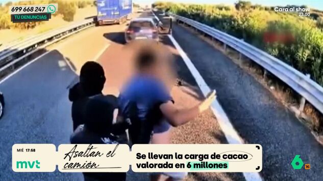 Cuatro encapuchados han disparado al veh&iacute;culo, que ha tenido que detener su marcha. El conductor es arrastrado fuera de manera violenta. Todo el asalto ha quedado grabado gracias a una c&aacute;mara que ten&iacute;a el veh&iacute;culo.