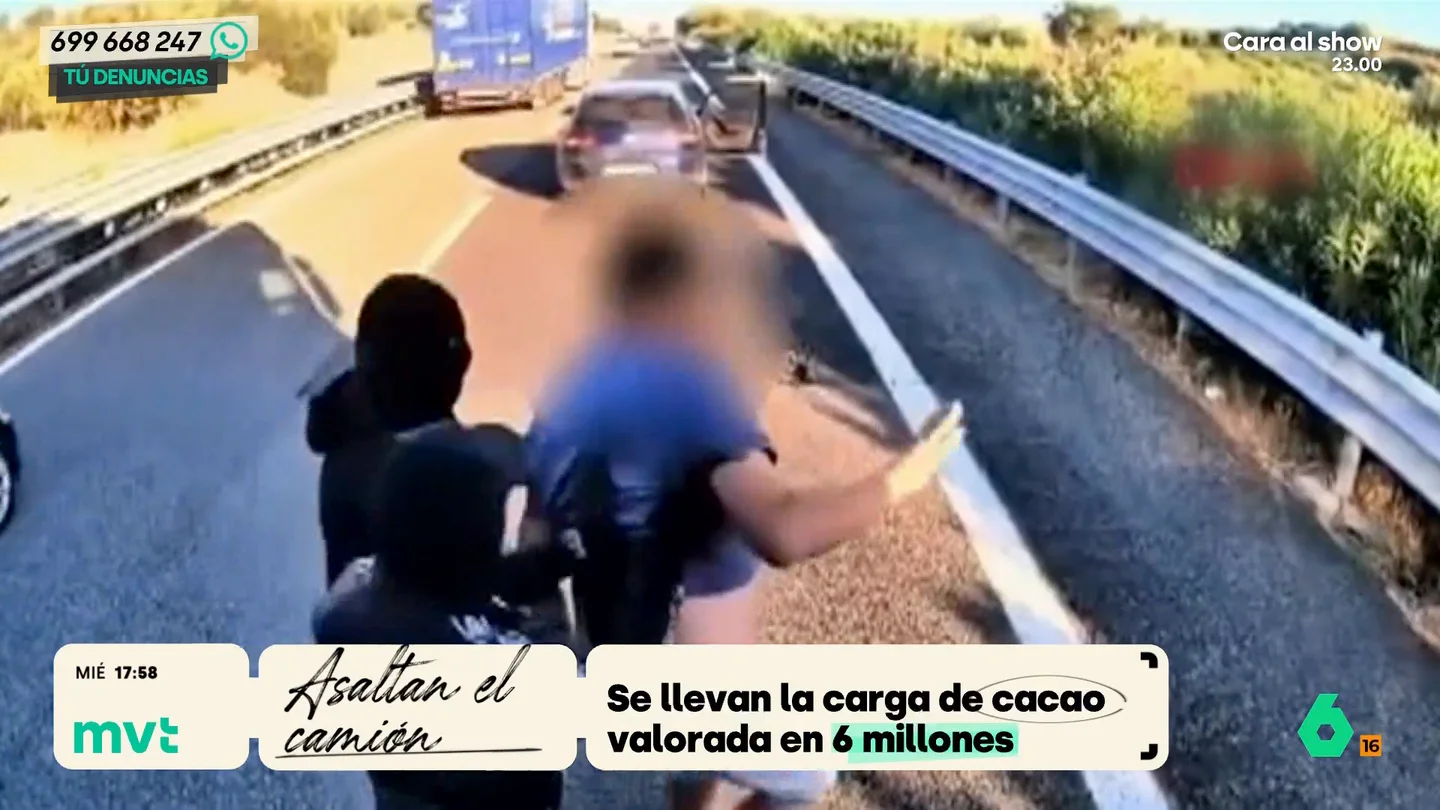 Espectacular robo de un camión en Italia: llevaba una carga de cacao valorada en seis millones de euros Cuatro encapuchados han disparado al vehículo, que ha tenido que detener su marcha. El conductor es arrastrado fuera de manera violenta. Todo el asalto ha quedado grabado gracias a una cámara que tenía el vehículo.