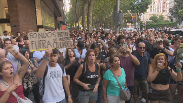 Espa&ntilde;a sale a la calle en protesta por el desahucio de Maricarmen y los gritos de "&iexcl;Ayuso, dimisi&oacute;n!" se repiten frente al &aacute;tico de la CAM
