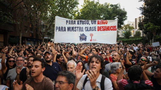 Decenas de personas durante una concentraci&oacute;n frente al &aacute;tico de Chamber&iacute; tras el desahucio de Maricarmen, a 23 de septiembre de 2026, en Madrid (Espa&ntilde;a). Activistas antidesahucios de la Comunidad de Madrid han convocado una concentraci&oacute;n frente al &aacute;tico que adquiri&oacute; el Gobierno regional en Chamber&iacute; tras el desahucio de Maricarmen, la vecina del distrito de Retiro que resid&iacute;a desde hace 70 a&ntilde;os en el leer m&aacute;s n&uacute;mero 46 de la calle Alcalde Sainz de Baranda.