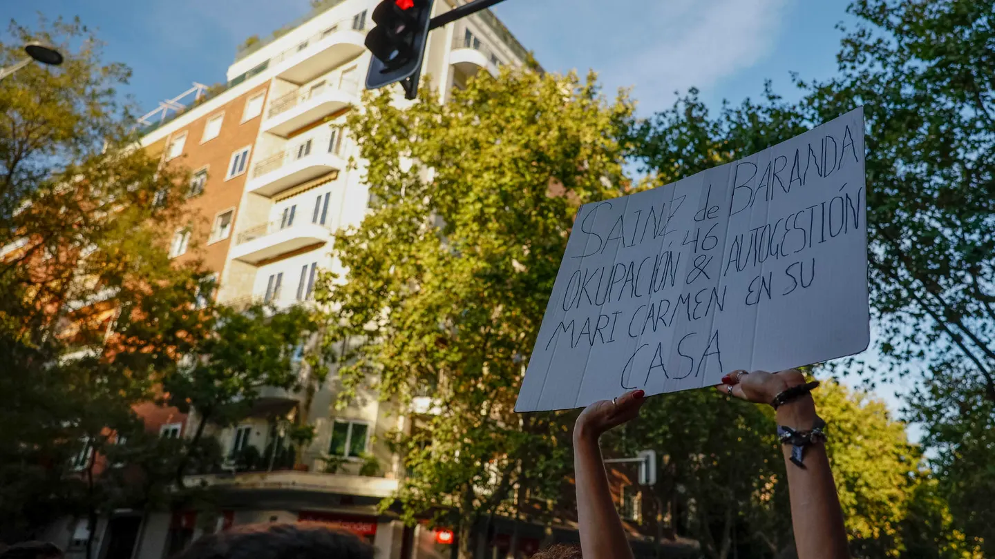 España sale a la calle en protesta por el desahucio de Maricarmen y los gritos de "¡Ayuso, dimisión!" se repiten frente a su ático España sale a la calle en protesta por el desahucio de Maricarmen y los gritos de "¡Ayuso, dimisión!" se repiten frente a su ático