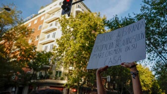 Espa&ntilde;a sale a la calle en protesta por el desahucio de Maricarmen y los gritos de "&iexcl;Ayuso, dimisi&oacute;n!" se repiten frente a su &aacute;tico