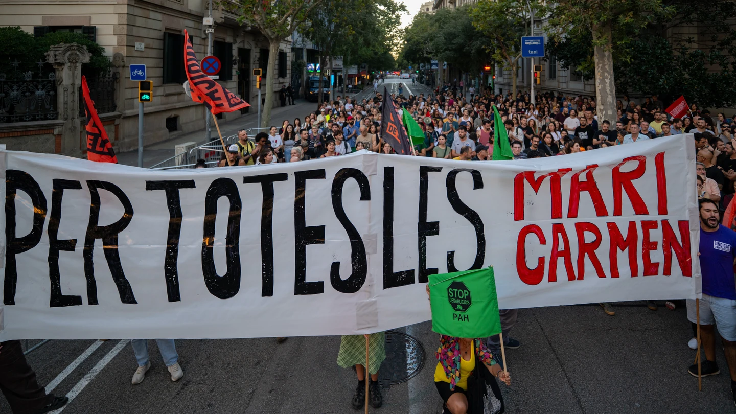 Decenas de personas durante una concentración en apoyo a Maricarmen tras su desahucio en Madrid, ante la Delegación del Gobierno, a 23 de septiembre de 2026, en Barcelona, Catalunya (España). La protesta ha sido convocada tras el desahucio de Maricarmen, la vecina del distrito de Retiro que residía desde hace 70 años en el número 46 de la calle Alcalde Sainz de Baranda de Madrid. Decenas de personas durante una concentración en apoyo a Maricarmen tras su desahucio en Madrid, ante la Delegación del Gobierno, a 23 de septiembre de 2026, en Barcelona, Catalunya (España). La protesta ha sido convocada tras el desahucio de Maricarmen, la vecina del distrito de Retiro que residía desde hace 70 años en el número 46 de la calle Alcalde Sainz de Baranda de Madrid.