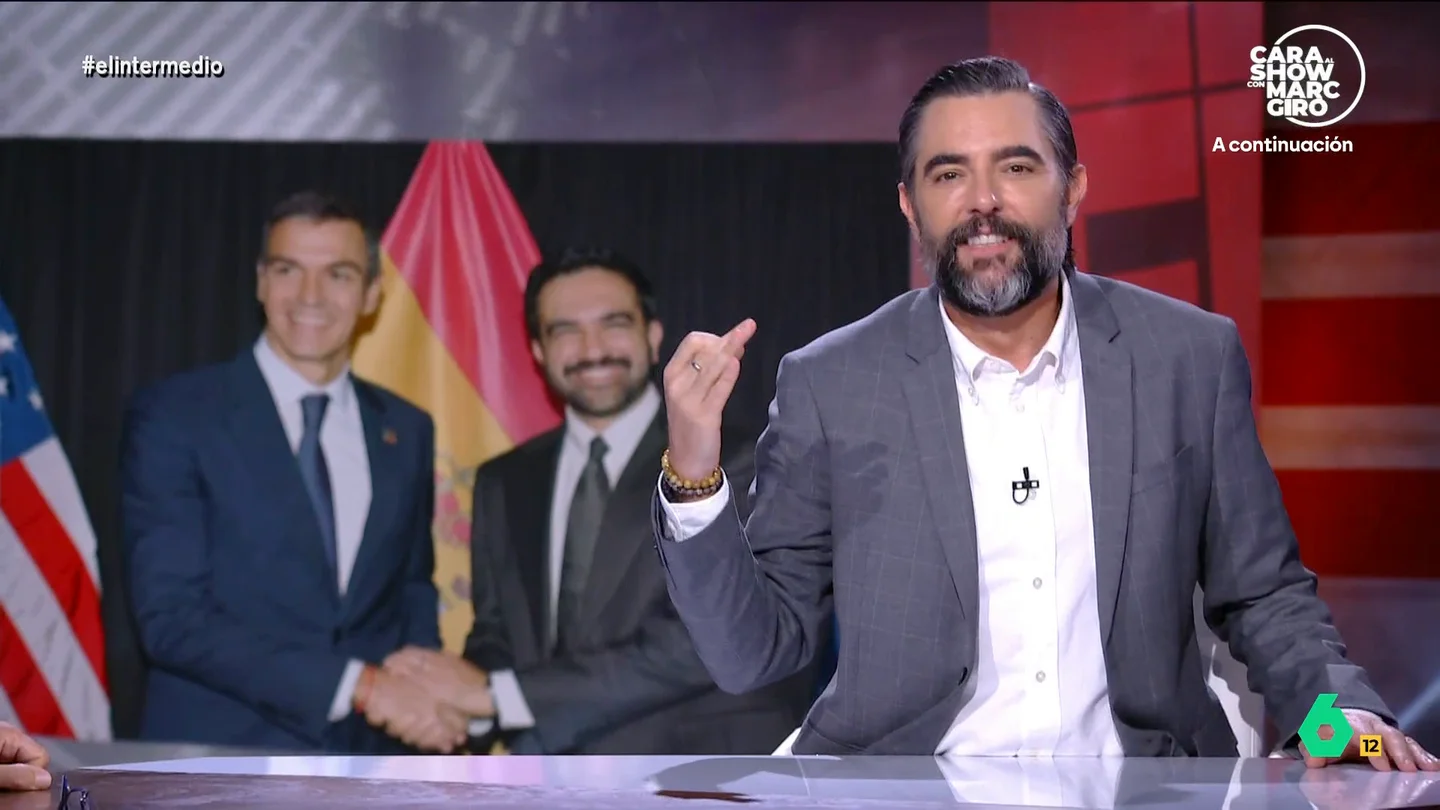 Dani Mateo reacciona a todo el "peloteo" a Pedro Sánchez en Nueva York: "No se veía tanto amor desde 'Tienes un email'" El primer ministro británico, el cómico John Stewart y hasta el alcalde de Nueva York, Zohran Mamdani, han dedicado encendidos elogios a Pedro Sánchez, un "nivel de peloteo" que Dani Mateo analiza en este vídeo.