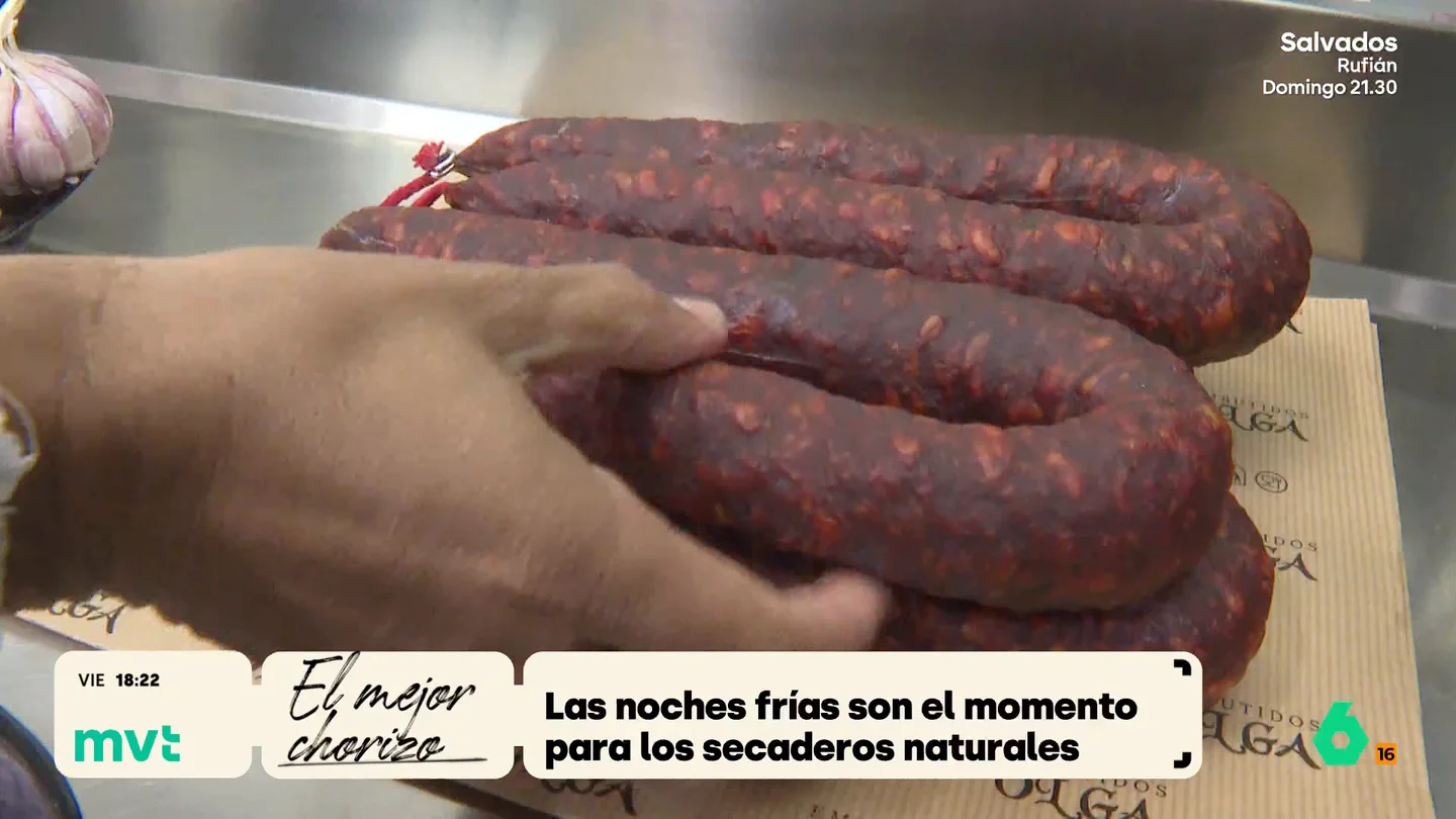 Septiembre, un buen mes para los secaderos de chorizo artesanal: Más Vale Tarde presencia cómo se elabora el mejor del mundo Más Vale Tarde visita en Logroño el secadero artesanal del que sale el mejor chorizo del mundo durante dos años seguidos. Ajo de las Pedroñeras, pimentón de la Vera, sal y carnes nobles de cerdo hacen este manjar ideal para, cómo no, unas patatas a la riojana.