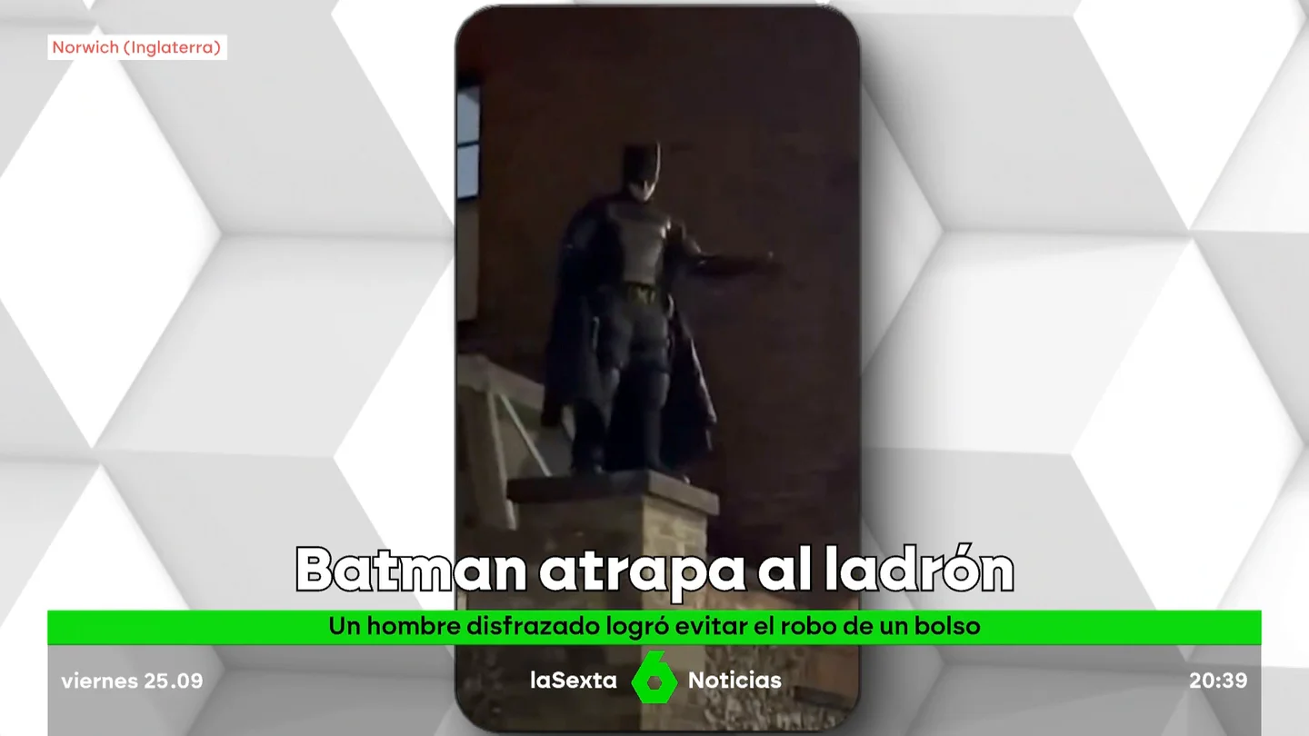 Batman de carne y hueso: un hombre detiene a un ladrón y recupera un bolso robado disfrazado como el superhéroe El conocido personaje de DC Comics cobró vida por unos instantes en Norwich, donde un hombre vestido de Batman consiguió atrapar a un ladrón que acababa de robar un bolso. Se encontraba en una fiesta de disfraces.