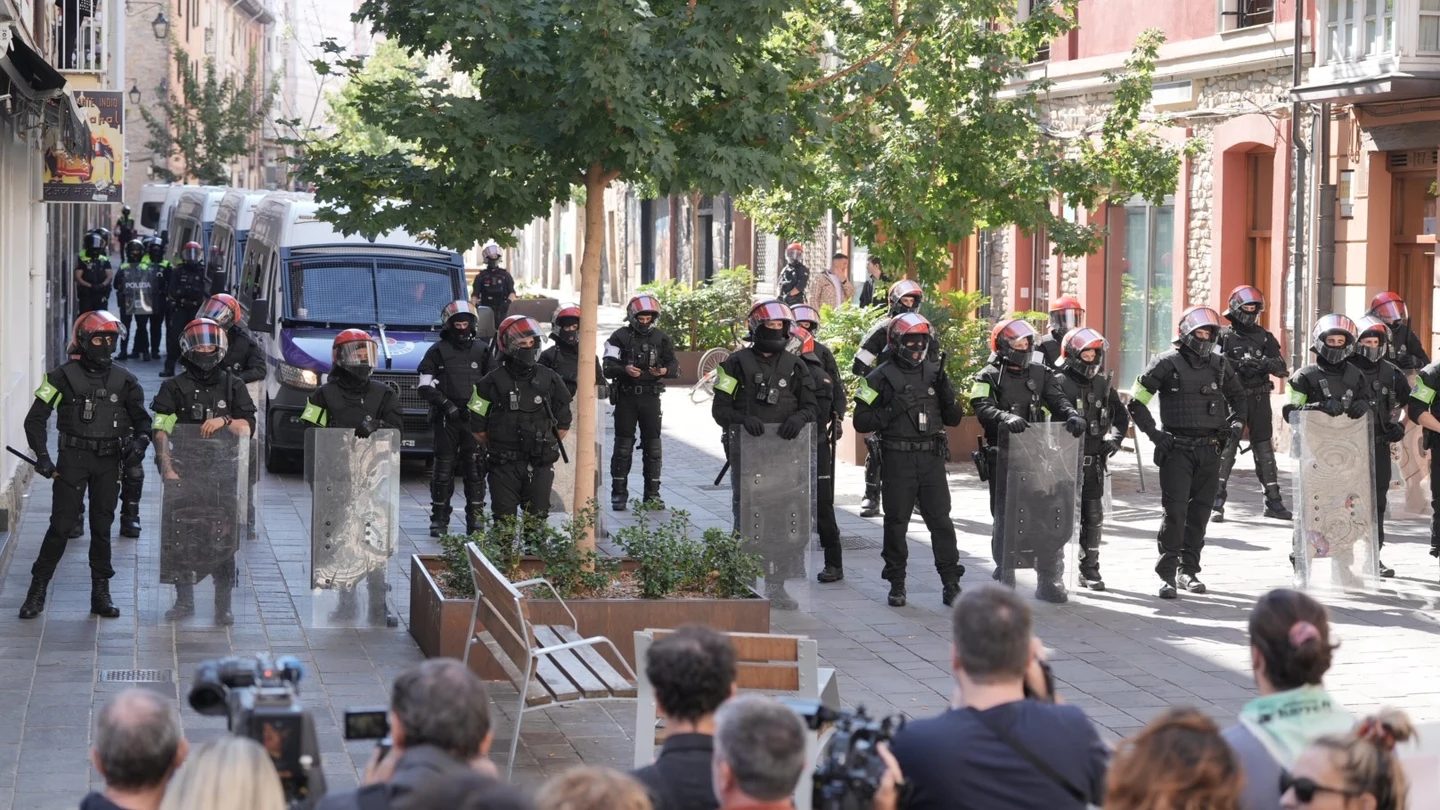 Vecinos se concentran para impedir el desahucio, a 25 de septiembre de 2026, en Vitoria-Gasteiz, Álava, País Vasco (España). Vecinos se concentran para impedir el desahucio, a 25 de septiembre de 2026, en Vitoria-Gasteiz, Álava, País Vasco (España).