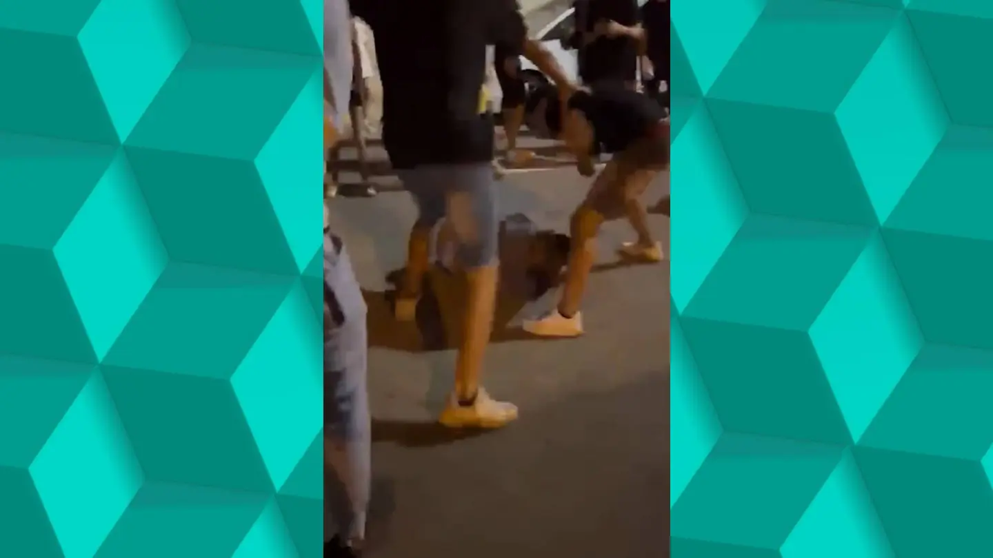 Imagen de la agresión al joven magrebí en Tavernes de la Valldigna (Valencia) difundida en redes. Imagen de la agresión al joven magrebí en Tavernes de la Valldigna (Valencia) difundida en redes.