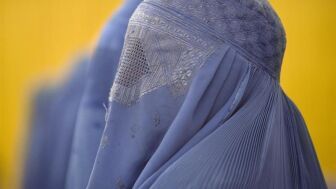 Una mujer viste un burka.
