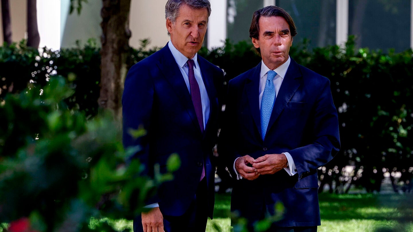 El presidente del PP, Alberto N&uacute;&ntilde;ez Feij&oacute;o, conversa con el expresidente del Gobierno y presidente de la Fundaci&oacute;n FAES, Jos&eacute; Mar&iacute;a Aznar