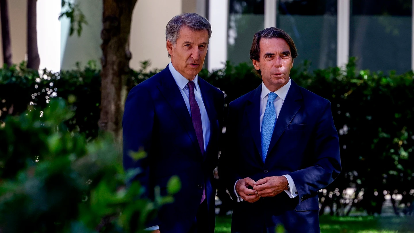 El presidente del PP, Alberto Núñez Feijóo, conversa con el expresidente del Gobierno y presidente de la Fundación FAES, José María Aznar El presidente del PP, Alberto Núñez Feijóo, conversa con el expresidente del Gobierno y presidente de la Fundación FAES, José María Aznar