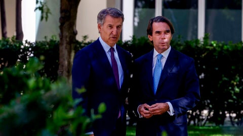 El presidente del PP, Alberto N&uacute;&ntilde;ez Feij&oacute;o, conversa con el expresidente del Gobierno y presidente de la Fundaci&oacute;n FAES, Jos&eacute; Mar&iacute;a Aznar