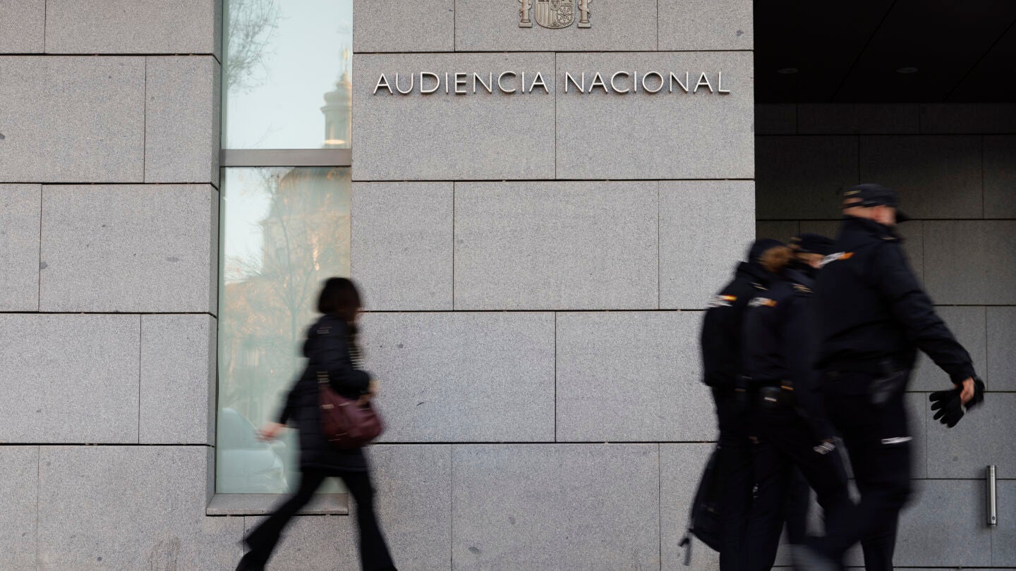 Un grupo de agentes de la Polic&iacute;a Nacional pasan delante de la entrada a la Audiencia Nacional en una imagen de archivo. 