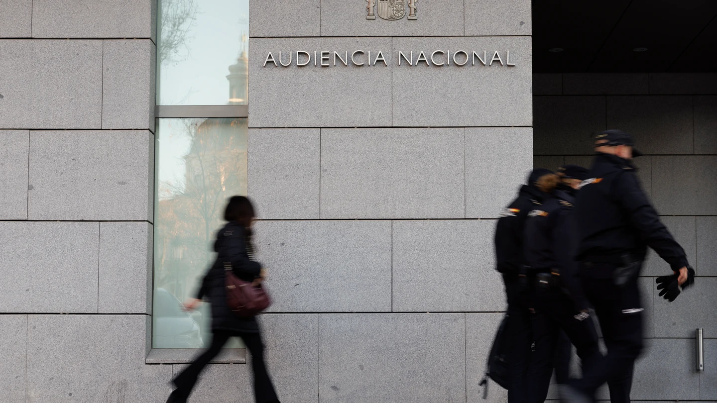 Un grupo de agentes de la Policía Nacional pasan delante de la entrada a la Audiencia Nacional en una imagen de archivo. Un grupo de agentes de la Policía Nacional pasan delante de la entrada a la Audiencia Nacional en una imagen de archivo.