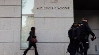 Un grupo de agentes de la Polic&iacute;a Nacional pasan delante de la entrada a la Audiencia Nacional en una imagen de archivo. 