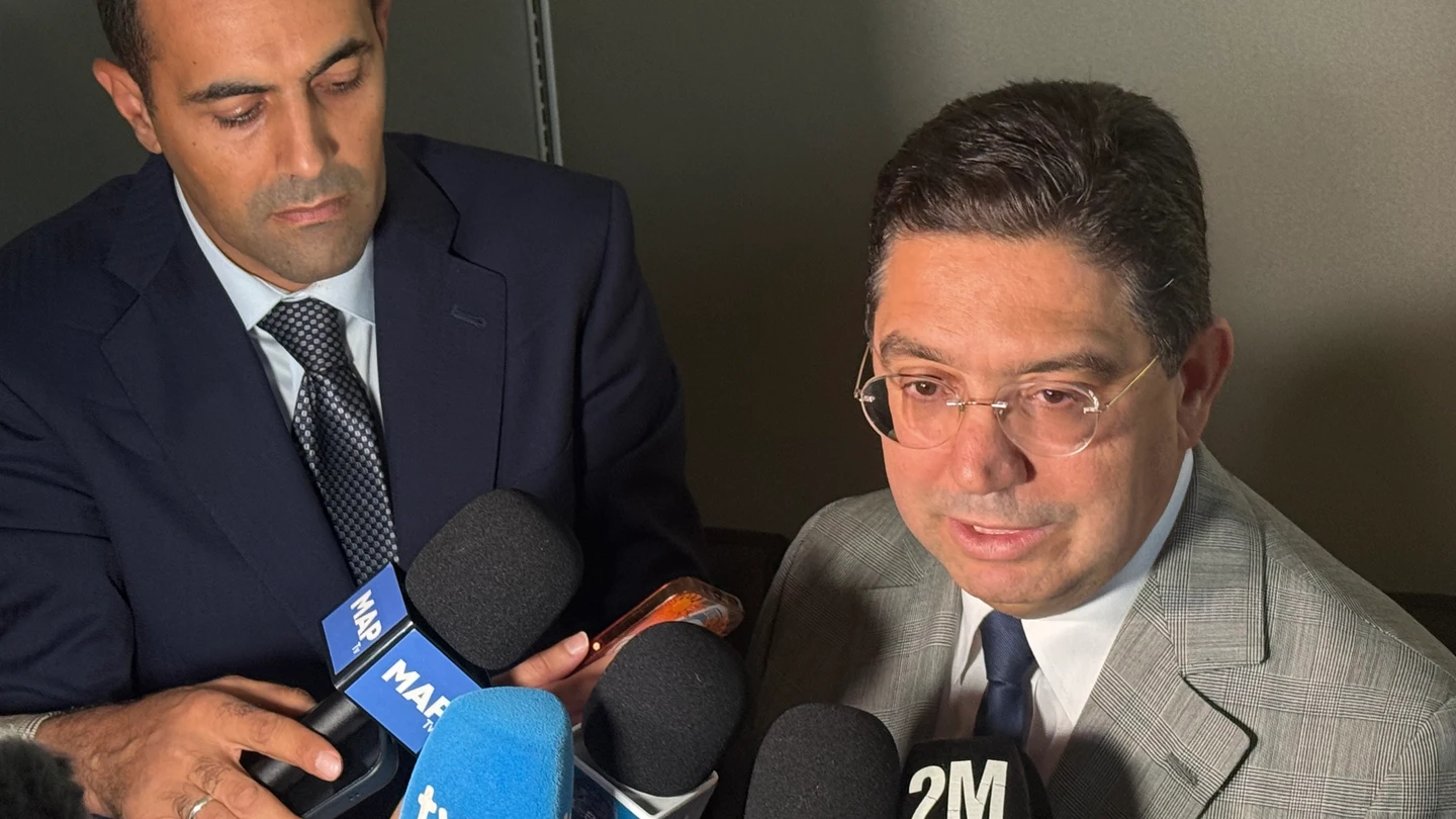 El ministro de Relaciones Exteriores de Marruecos, Nasser Burita (d), habla con medios de comunicación El ministro de Relaciones Exteriores de Marruecos, Nasser Burita (d), habla con medios de comunicación