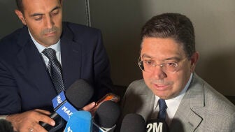 El ministro de Relaciones Exteriores de Marruecos, Nasser Burita (d), habla con medios de comunicaci&oacute;n
