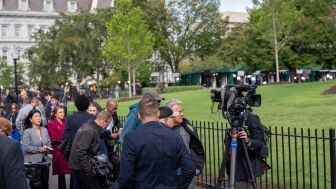 Equipos de periodistas de m&uacute;ltiples cadenas de televisi&oacute;n de EEUU en los exteriores del jard&iacute;n de rosas de la Casa Blanca