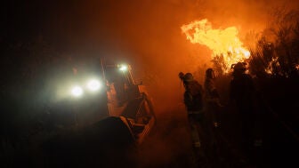 Varias personas trabajan en la extinci&oacute;n del fuego en Calvos de Rand&iacute;n, Ourense