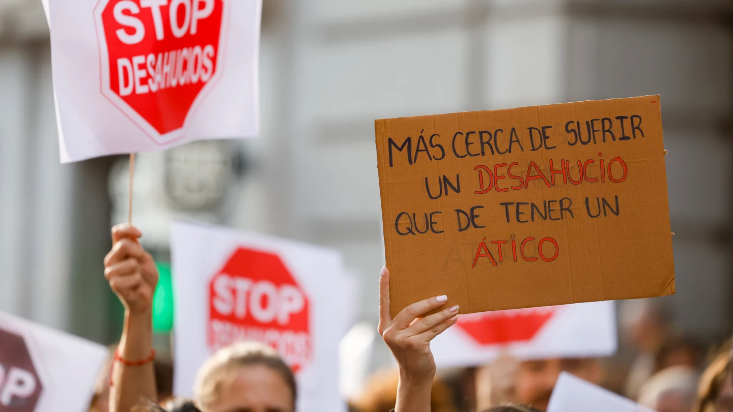 Vista de la manifestación de apoyo a Maricarmen, la anciana desahuciada el pasado miércoles en el distrito de Retiro, convocada por el Sindicato de Inquilinas e Inquilinos de Madrid, en la que pretende "señalar a los responsables" del desahucio de esta mujer de 87 años de la vivienda en que residía desde hace 70 años, este sábado en Madrid. Vista de la manifestación de apoyo a Maricarmen, la anciana desahuciada el pasado miércoles en el distrito de Retiro, convocada por el Sindicato de Inquilinas e Inquilinos de Madrid, en la que pretende "señalar a los responsables" del desahucio de esta mujer de 87 años de la vivienda en que residía desde hace 70 años, este sábado en Madrid.
