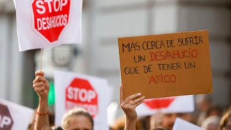 Vista de la manifestaci&oacute;n de apoyo a Maricarmen, la anciana desahuciada el pasado mi&eacute;rcoles en el distrito de Retiro, convocada por el Sindicato de Inquilinas e Inquilinos de Madrid, en la que pretende "se&ntilde;alar a los responsables" del desahucio de esta mujer de 87 a&ntilde;os de la vivienda en que resid&iacute;a desde hace 70 a&ntilde;os, este s&aacute;bado en Madrid.