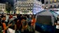Centenares de personas han acampado la noche de este s&aacute;bado en la Puerta del Sol de Madrid al t&eacute;rmino de la manifestaci&oacute;n para protestar por el desahucio de Maricarmen, la anciana que tuvo que abandonar su vivienda de alquiler tras 70 a&ntilde;os en la misma, y reclamar medidas efectivas para frenar la crisis de la vivienda. 
