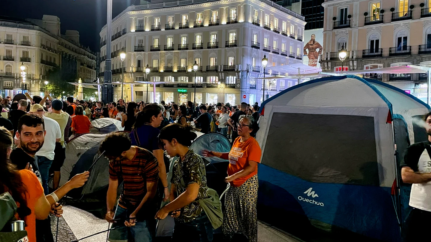 Centenares de personas han acampado la noche de este sábado en la Puerta del Sol de Madrid al término de la manifestación para protestar por el desahucio de Maricarmen, la anciana que tuvo que abandonar su vivienda de alquiler tras 70 años en la misma, y reclamar medidas efectivas para frenar la crisis de la vivienda. Centenares de personas han acampado la noche de este sábado en la Puerta del Sol de Madrid al término de la manifestación para protestar por el desahucio de Maricarmen, la anciana que tuvo que abandonar su vivienda de alquiler tras 70 años en la misma, y reclamar medidas efectivas para frenar la crisis de la vivienda.