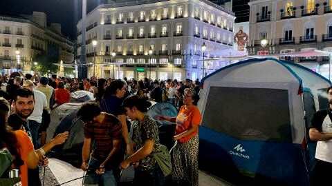 Centenares de personas han acampado la noche de este s&aacute;bado en la Puerta del Sol de Madrid al t&eacute;rmino de la manifestaci&oacute;n para protestar por el desahucio de Maricarmen, la anciana que tuvo que abandonar su vivienda de alquiler tras 70 a&ntilde;os en la misma, y reclamar medidas efectivas para frenar la crisis de la vivienda. 