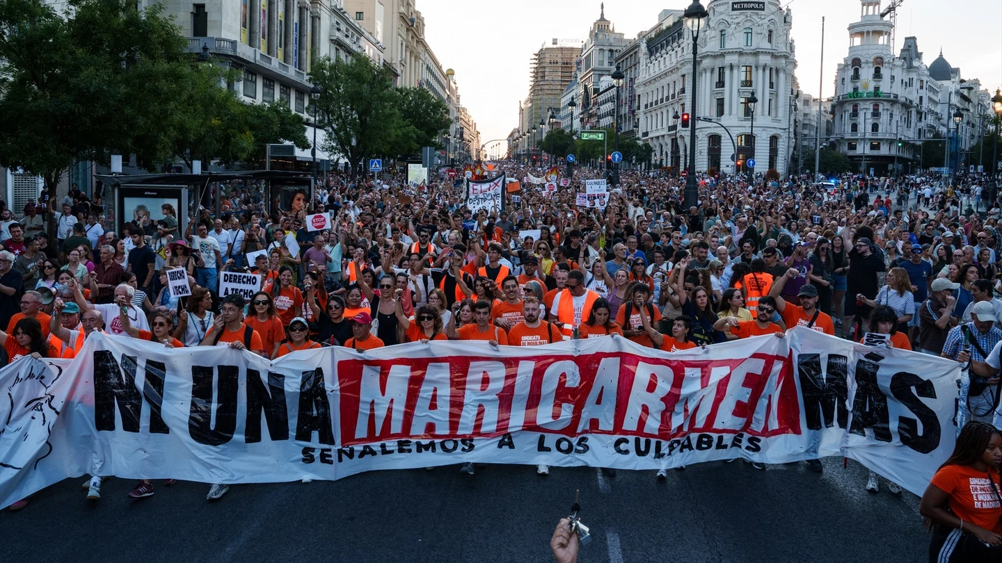 Miles de personas inundan las calles de Madrid tras el desahucio de Maricarmen Miles de personas inundan las calles de Madrid tras el desahucio de Maricarmen