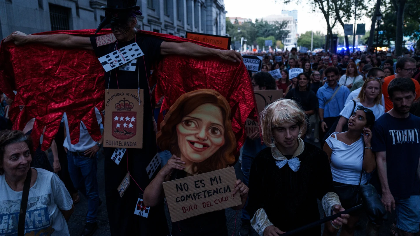 Miles de personas durante una manifestación para denunciar el desahucio de Maricarmen Abascal, a 26 de septiembre de 2026, en Madrid (España). El Sindicato de Inquilinas e Inquilinos de Madrid ha convocado la movilización bajo el lema ‘Ni una Maricarmen más’. Miles de personas durante una manifestación para denunciar el desahucio de Maricarmen Abascal, a 26 de septiembre de 2026, en Madrid (España). El Sindicato de Inquilinas e Inquilinos de Madrid ha convocado la movilización bajo el lema ‘Ni una Maricarmen más’.