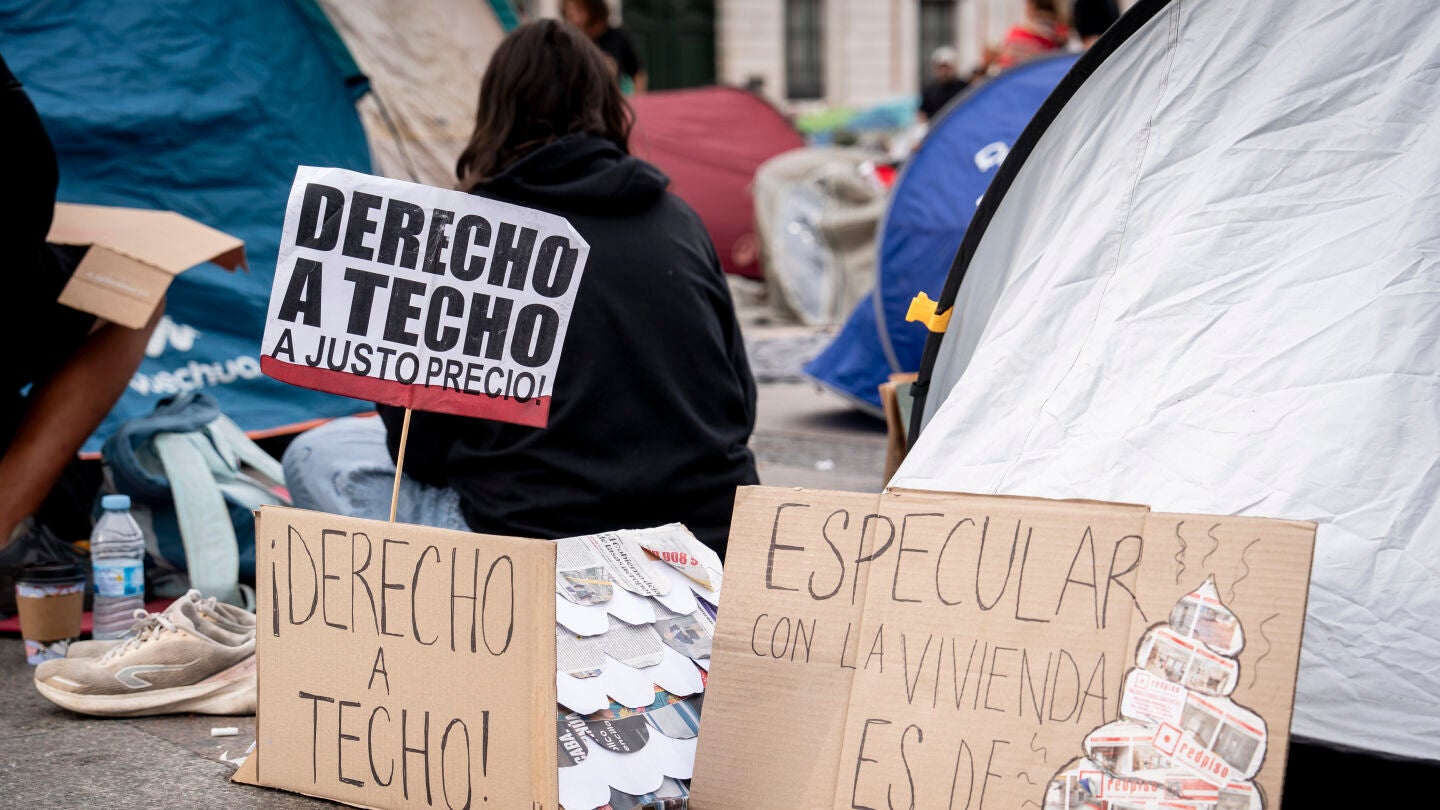 Numerosas personas se concentran en tiendas de campa&ntilde;a para exigir la aprobaci&oacute;n de un decreto sobre vivienda