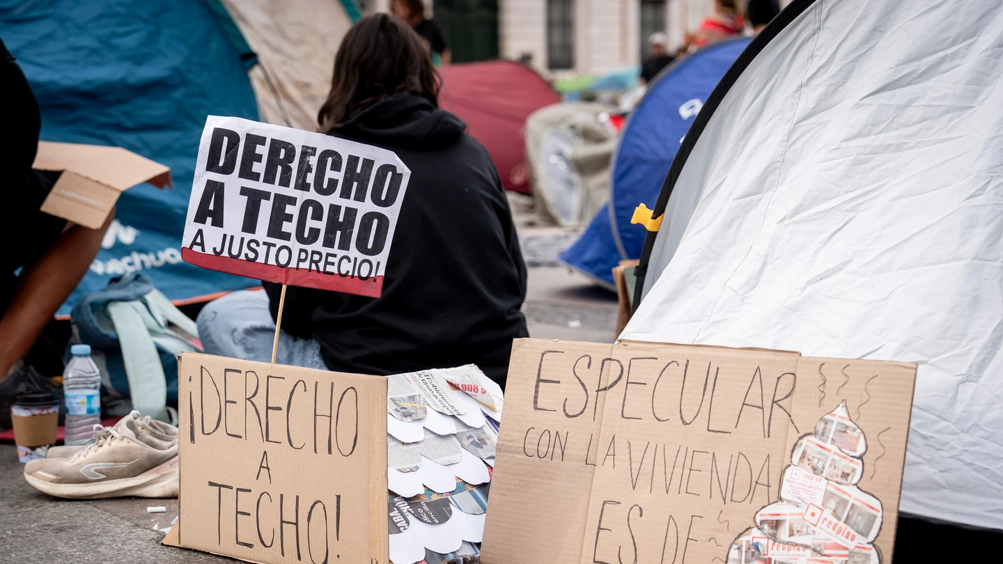 Numerosas personas se concentran en tiendas de campaña para exigir la aprobación de un decreto sobre vivienda Numerosas personas se concentran en tiendas de campaña para exigir la aprobación de un decreto sobre vivienda