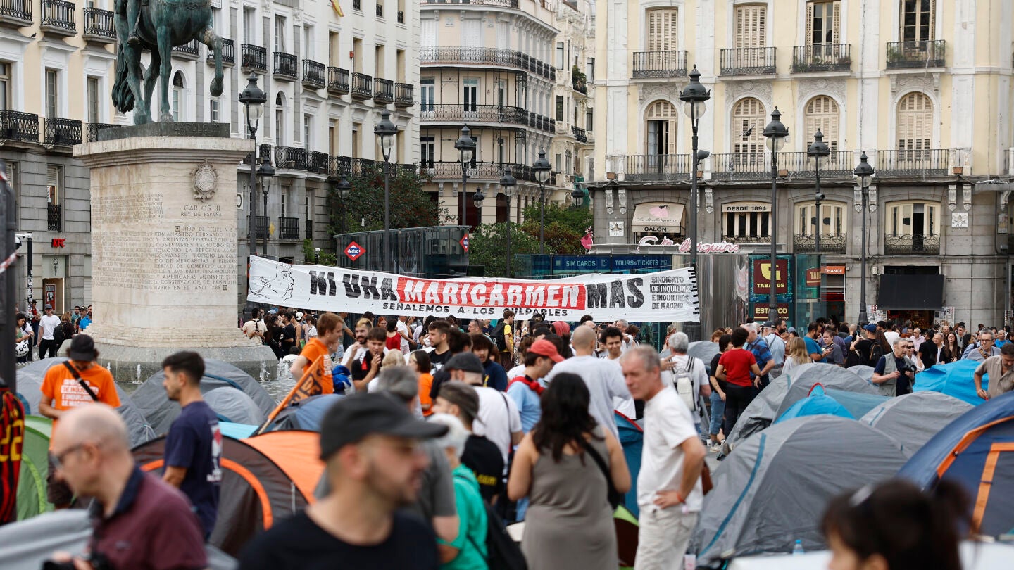 Numerosas personas se concentran en tiendas de campa&ntilde;a para exigir la aprobaci&oacute;n de un decreto sobre vivienda
