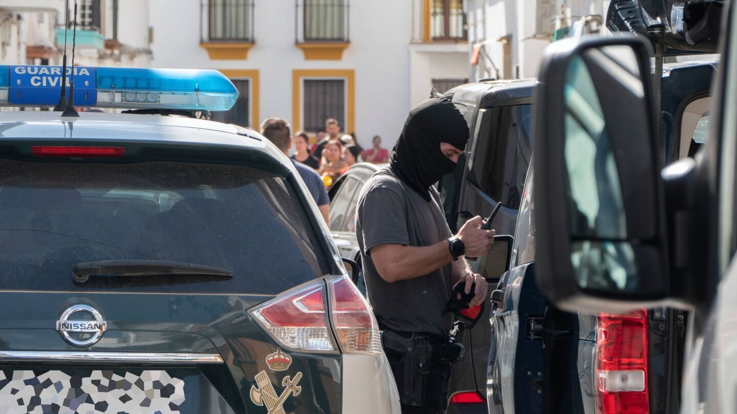 El supuesto autor de la muerte a pu&ntilde;aladas de su pareja en La Campana (Sevilla) se ha entregado a la Guardia Civil