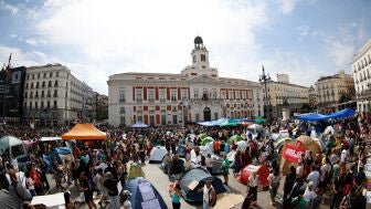 Cientos de personas ocupan con tiendas de campa&ntilde;a desde ayer s&aacute;bado la madrile&ntilde;a Puerta del Sol como protesta por el precio de la vivienda.
