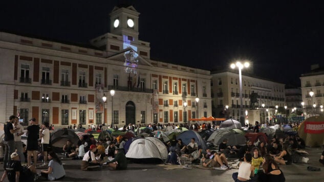 Miles de personas se congregaron, decenas de ellas con tiendas de campa&ntilde;a para acampar en la Puerta del Sol este s&aacute;bado.