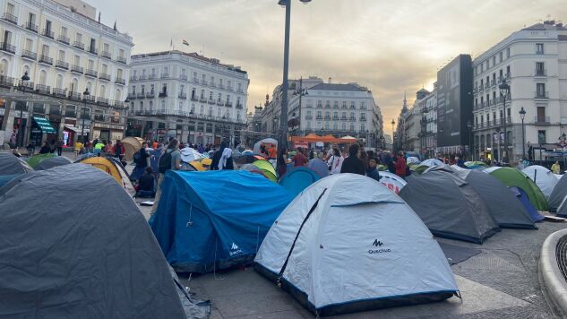 Decenas de personas amanecen en la Puerta del Sol de Madrid para exigir la aprobaci&oacute;n de un decreto sobre vivienda, a 27 de septiembre de 2026.