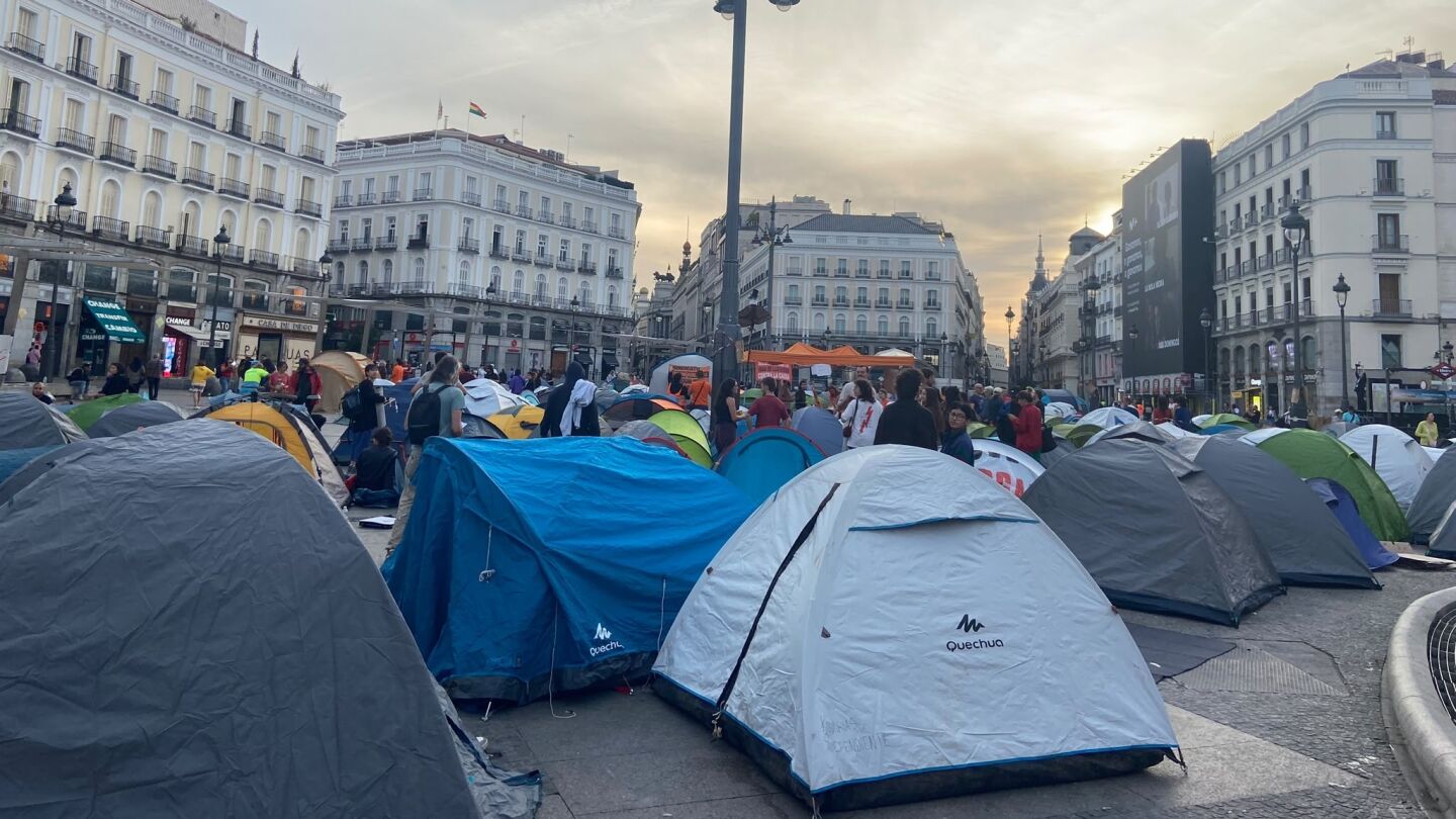 Decenas de personas amanecen en la Puerta del Sol de Madrid para exigir la aprobaci&oacute;n de un decreto sobre vivienda, a 27 de septiembre de 2026.