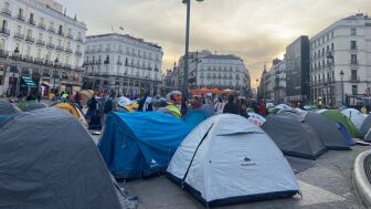 Decenas de personas amanecen en la Puerta del Sol de Madrid para exigir la aprobaci&oacute;n de un decreto sobre vivienda, a 27 de septiembre de 2026.