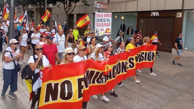 Una manifestaci&oacute;n llega hasta la frontera de Ceuta pidiendo la vuelta a la normalidad.