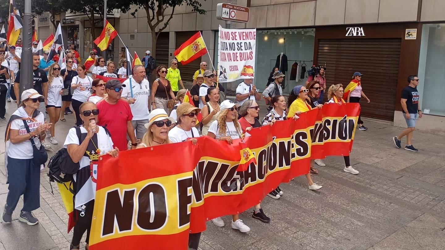 Una manifestación llega hasta la frontera de Ceuta pidiendo la vuelta a la normalidad. Una manifestación llega hasta la frontera de Ceuta pidiendo la vuelta a la normalidad.
